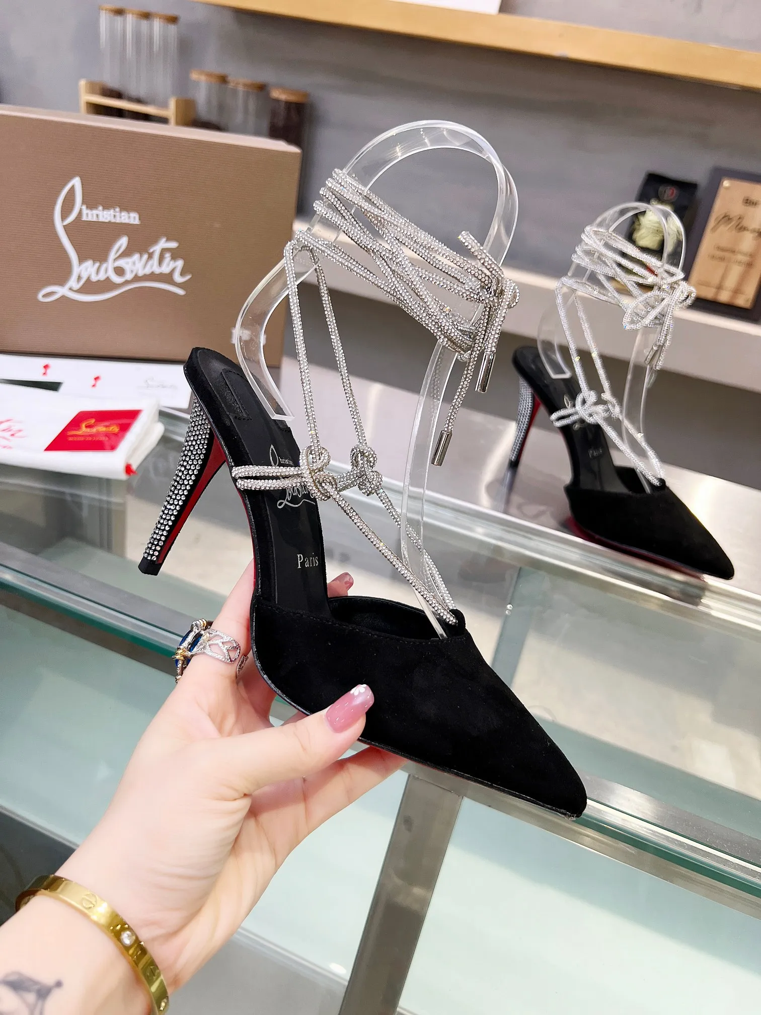 👟👟Ex-factory price 640👟👟 Christian Louboutin CL red-soled shoes‖ Globally limited edition! Blessings from Las Vegas❤ Inspired by the colorful neon of Las Vegas🎆 Handmade, exquisite craftsmanship❗Collectible work❗ Absolutely eye-catching presence🌟 The crystal strap wraps around the ankle and the heel is embellished with Czech diamonds. Sparkling like the stars of the Milky Way, fashionable and avant-garde, very exquisite, too beautiful, too beautiful, too beautiful. Stiletto fashion sandals are simply irresistible to the sexy goddess, releasing invincible femininity. The gorgeous red sole is like the red carpet that the queen walks on when she ascends to the top. The aura is fully activated in every minute, no matter in love or in the workplace, it is extremely attractive and full of femininity! Suitable for all kinds of gatherings 💎 Unbeatable classic, all original one-to-one mold customization 🍳Fabric: original material 🍳Inner: imported soft sheepskin lining feet 🍳Outsole: original genuine leather sole 🍳Heel height: 8.5cm 🍳Color: silver, classic black, pink 🍳Size : 35-39 (40/41/42/43 customized, non-returnable) standard code 🍳Packing: with cloth bag, card